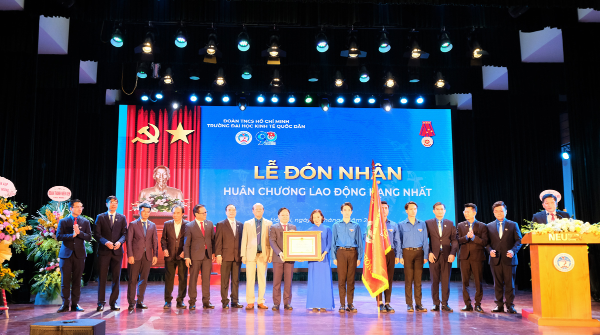 Trường Đại học Kinh tế Quốc dân đón nhận Huân chương Lao động hạng Nhất

